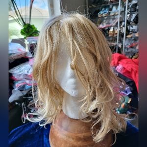 Blond wing, with scalp, long veins